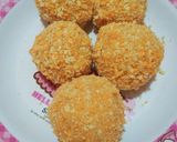 Foto langkah ke 4 dari resep Bola-bola Nasi Mozarela.