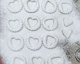 Foto del paso 8 de la receta: ❤️ Heartshaped raspberry filled cookies - Galletas corazón rellenas de frambuesa ❤️