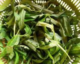 Foto langkah ke 1 dari resep Tumis Kangkung Saos Tiram.