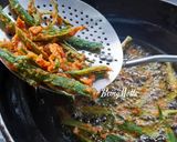 A picture of step 3 of Bhindi Fry.