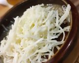 Une image de l'étape 2 de Soupe à l'oignon gratinée.