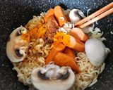 Hình bước làm 3 của món Mì Khô Trộn Cà Ri Nấm Xúc Xích Chay