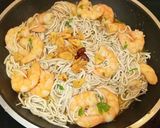 Foto del paso 6 de la receta Gulas con langostinos al ajillo