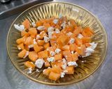 Une image de l'étape 5 de Salade composée de melon à la mortadelle, feta, mozzarella tressée, origan et crème de balsamique.