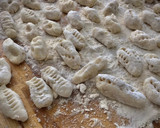 Foto del paso 3 de la receta: Gnocchi de patata caseros con tomate cherry confitado y pesto de rúcula con nueces