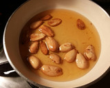 Foto del paso 29 de la receta: Lomo de cordero, con cebollas caramelizda, cirulas, pasas y crujiente de almendras