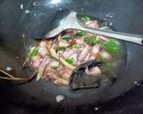 Foto langkah ke 5 dari resep Cumi asin tomat hijau.