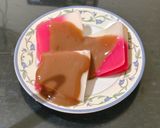 Foto langkah ke 6 dari resep Puding Nutrijel Merah Putih Vla Coklat.