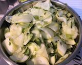 Une image de l'étape 1 de Courgettes bicolores à la pancetta corse et tomates cerise.