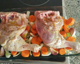 Foto del paso 2 de la receta: Muslos de pollo con zanahorias al horno