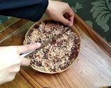 Foto langkah ke 10 dari resep Martabak Manis Teflon Cokelat Kacang.