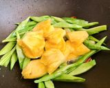 Hình bước làm 2 của món 🌱 Đậu Que Dẹp Xào Khóm Chay (Vegan)
