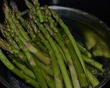 Foto del passaggio 1 della ricetta Spaghetti con gamberetti e asparagi