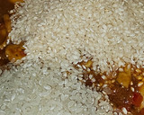 Foto del paso 7 de la receta: Arroz Maty, con alcachofas confitadas, ajos tiernos, gambas langostineras y sepia