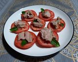 Une image de l'étape 5 de Tranches de tomates au thon et à l'huile d'olive 🍅🐟🌱.