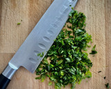 Foto del paso 1 de la receta: Ensalada de cherries con albahaca y queso feta