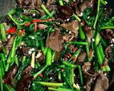 Foto langkah ke 3 dari resep Tumis Jamur Kuping dan Seledri.