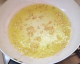 Foto del paso 1 de la receta Pasta y espinacas con pasas piñones y jamón 