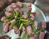Foto del paso 2 de la receta: Arroz meloso con butifarra y espárragos trigueros