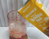 Foto langkah ke 2 dari resep Strawberry Banana Milk.