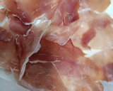 Foto del paso 2 de la receta: Huevos rotos en patatas confitadas picantes y jamón seco