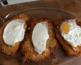 Foto del paso 2 de la receta: Milanesas de pollo con jamón, queso y huevo con puntilla a la plancha