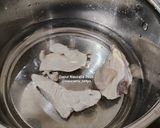 Foto langkah ke 2 dari resep Sup Kimlo Kembang Tahu Simple.