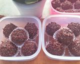 Foto langkah ke 5 dari resep Bola bola biskut coklat.