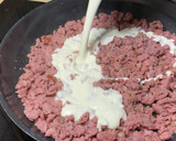 Foto del paso 2 de la receta: Lasaña cremosa de salchichas frescas deconstruidas