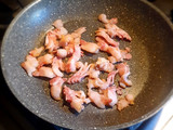 Arroz chino keto con camarón y tocino (hecho con coliflor)