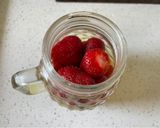 Foto del paso 1 de la receta: Lassi de frutillas