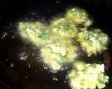 A picture of step 2 of Palak piyaz pakory.