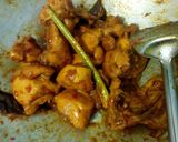 Foto langkah ke 4 dari resep Ayam ungkep kuning.