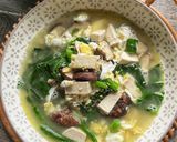 Gambar langkah 5 resipi Sup Telur Tofu Cendawan.