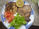 Tortilla de papas con hierbas aromáticas. Chuletas de cerdo