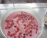 Foto langkah ke 4 dari resep Es Pink Lava Stroberi.