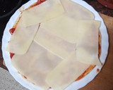 Foto del paso 3 de la receta: Pizza de espinacas, cebolla, bacon y aceitunas negras
