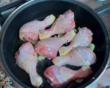 Foto del paso 7 de la receta: Muslos de pollo en bolsa al horno en salsa de tomate confitado