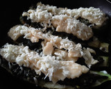 Foto del paso 5 de la receta: Calabacines🥒 con espinacas🌿, pasas de uva🍇 y queso🧀...🤔