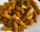 Foto del paso 3 de la receta: Macarrones integrales con queso de cabra, pimiento verde y tomate