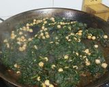 Foto del paso 5 de la receta Paella de espinacas, garbanzos y costillas