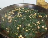 Foto del paso 5 de la receta: Paella de espinacas, garbanzos y costillas