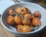 Foto del paso 1 de la receta: Desayuno saludable de tostadas con nísperos asados y requesón 🧡