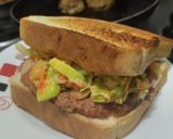 Foto del paso 9 de la receta: Sándwich🍗de pollo🥓y ensalada fresca🥯🧅🥑