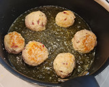 Foto del paso 4 de la receta: Albóndigas en salsa rubia con cebolla y champiñones