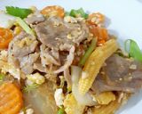 รูปขั้นตอนการทำที่ 2 ของ "สุกี้แห้งหมู" Stir Fried Sukiyaki with Sliced Pork Collar🥩🥬🥕 ง่ายๆ