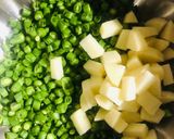 बींस आलू की कुरकुरी सब्ज़ी (beans aloo ki kurkuri sabzi recipe in Hindi) रेसिपी चरण 1 फोटो
