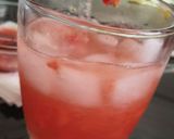 Foto langkah ke 4 dari resep Fresh Strawberry Honey Soda.