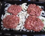 Foto del paso 2 de la receta: Hamburguesas en colchón de cebollas y papas con cheddar