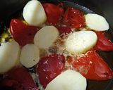 Foto del paso 3 de la receta: Ensalada de patatas y piquillos confitados con garbanzos y olivas negras